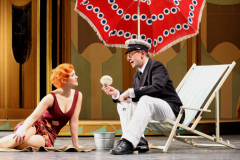 Katja-Uhlig-als-Sugar-Kane-in-Sugar-manche-moegens-heiss-1