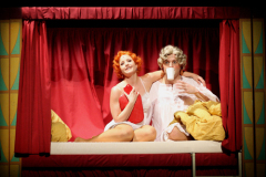 Katja-Uhlig-als-Sugar-Kane-in-Sugar-manche-moegens-heiss-2