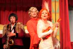 Katja-Uhlig-als-Sugar-Kane-in-Sugar-manche-moegens-heiss-3